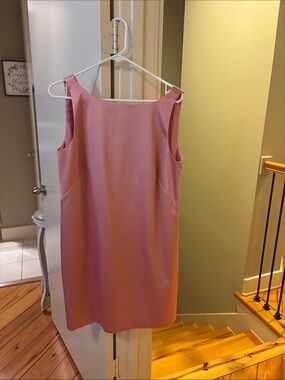 Super Cute Loft Dress NWOT Sleeveless Pink Shift Dress Has a side zipper